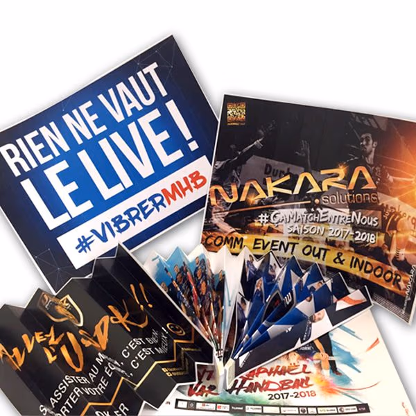 Collection d'applaudisseurs et cartons supporters personnalisés pour la tribune