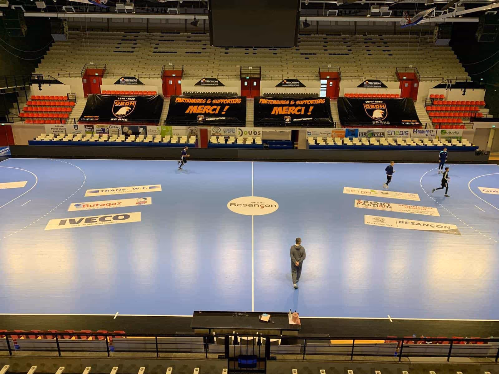 Action de jeu lors d'un match de handball en salle