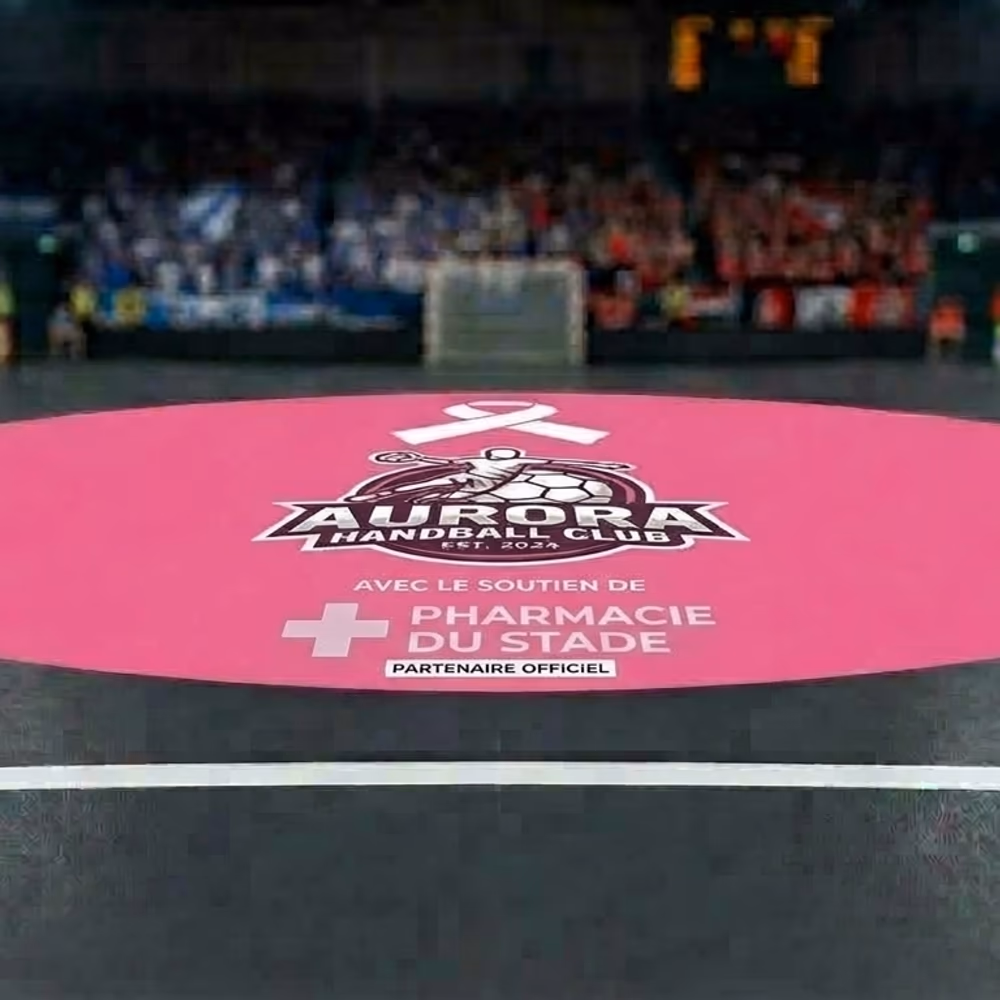 Rond rose avec le logo du club et d'un partenaire, mention « avec le soutien de »