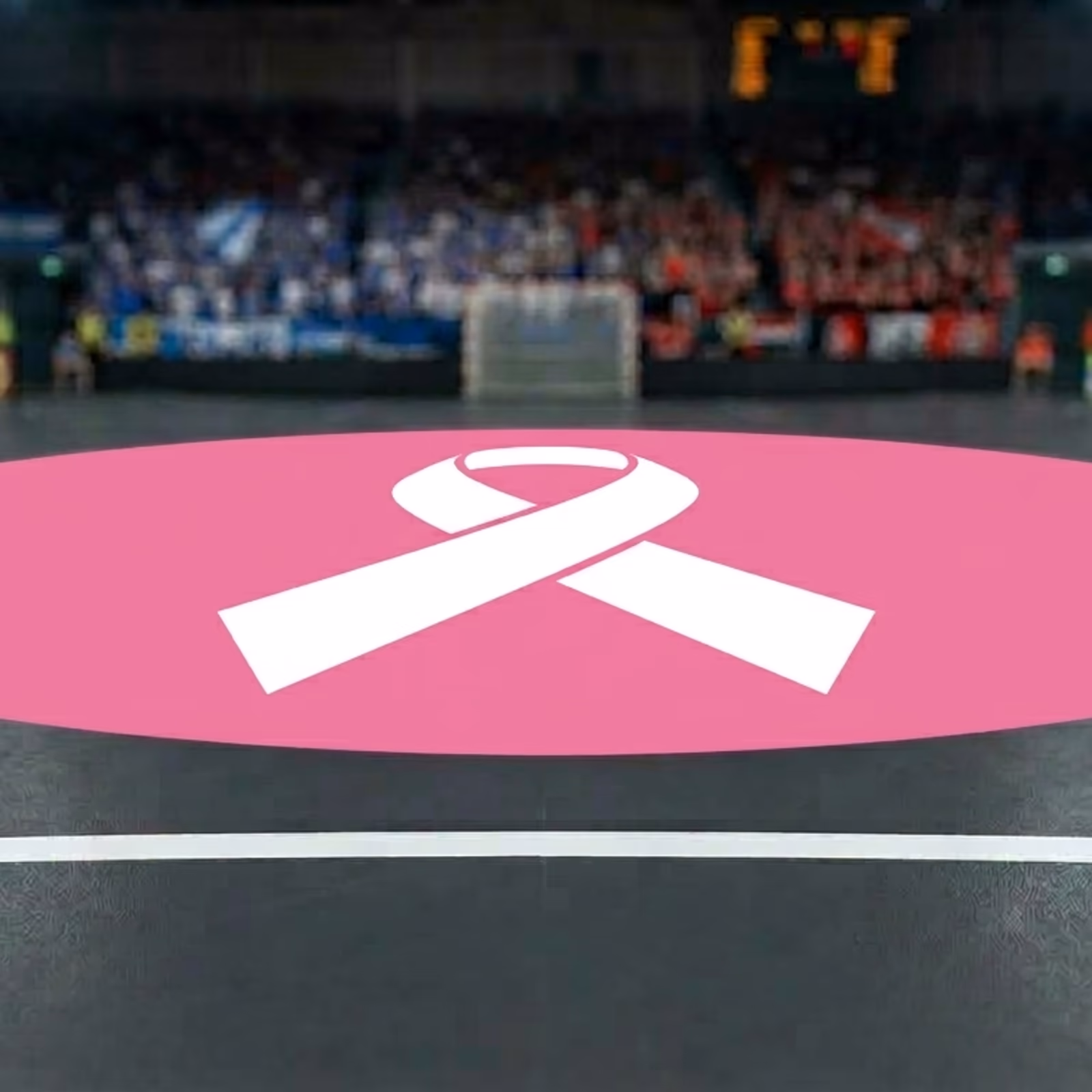 Rond central rose au logo d'un club sur un terrain de salle