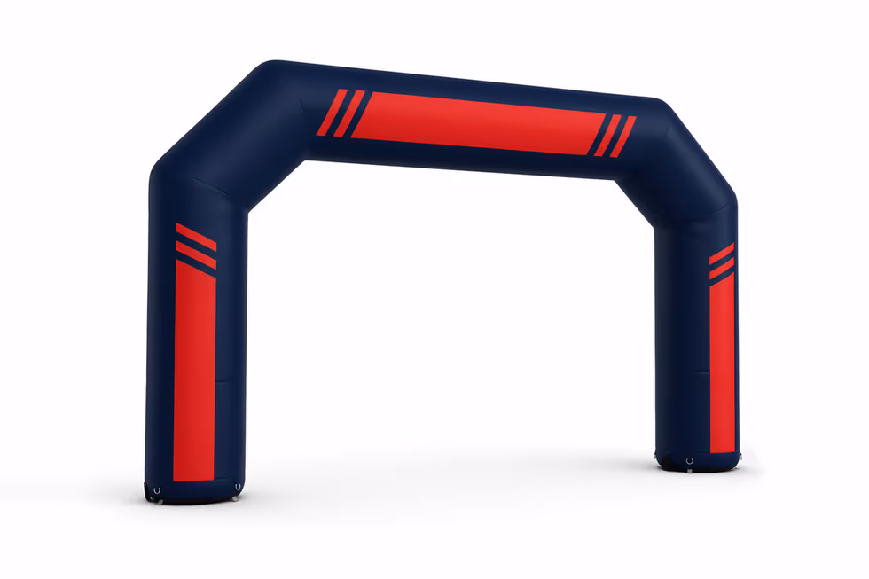 Arche gonflable publicitaire navy et rouge marquant l'entrée d'un événement sportif