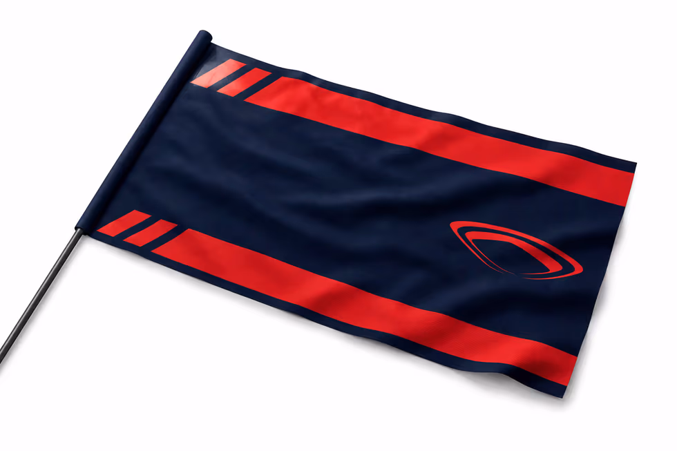 Drapeau de supporter XXL personnalisé navy et rouge déployé sur mât