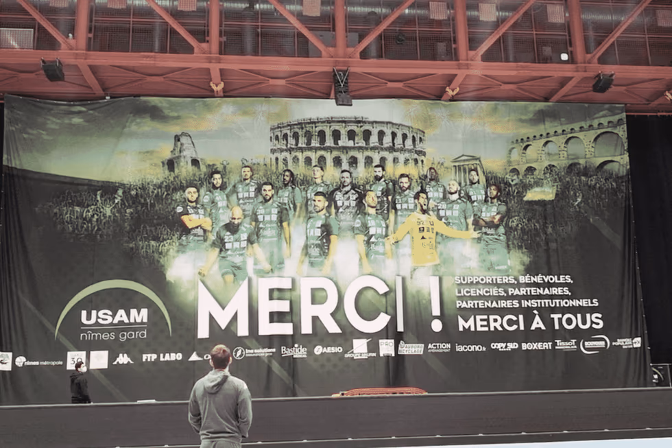 Habillage de tribunes grand format dans une salle de handball