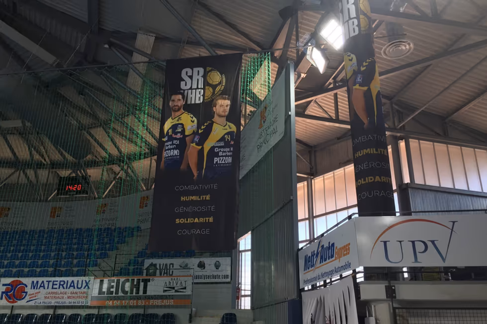 Kakémono publicitaire suspendu et supports d'affichage déroulants pour stand de club sportif