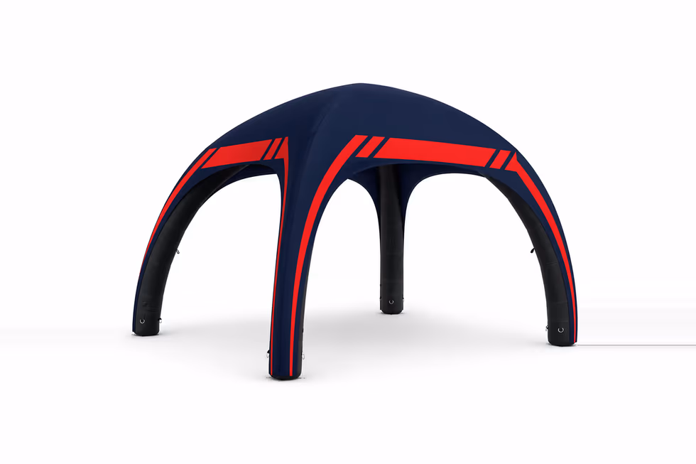 Tente gonflable AERO navy et rouge montée pour un événement sportif