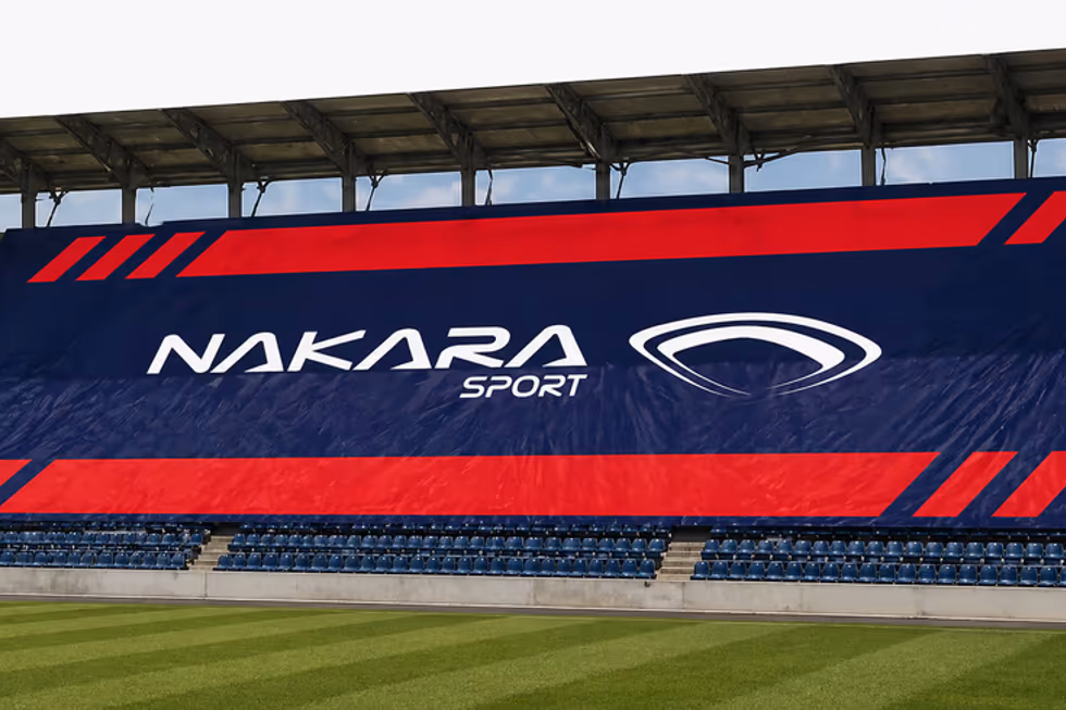 Bâche tifo grand format navy et rouge déployée sur une tribune de stade