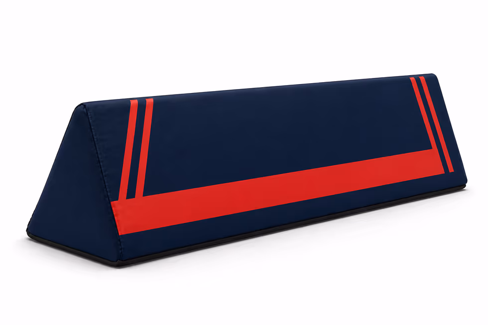 Module mousse triangulaire navy et rouge servant à baliser et sécuriser un espace événementiel