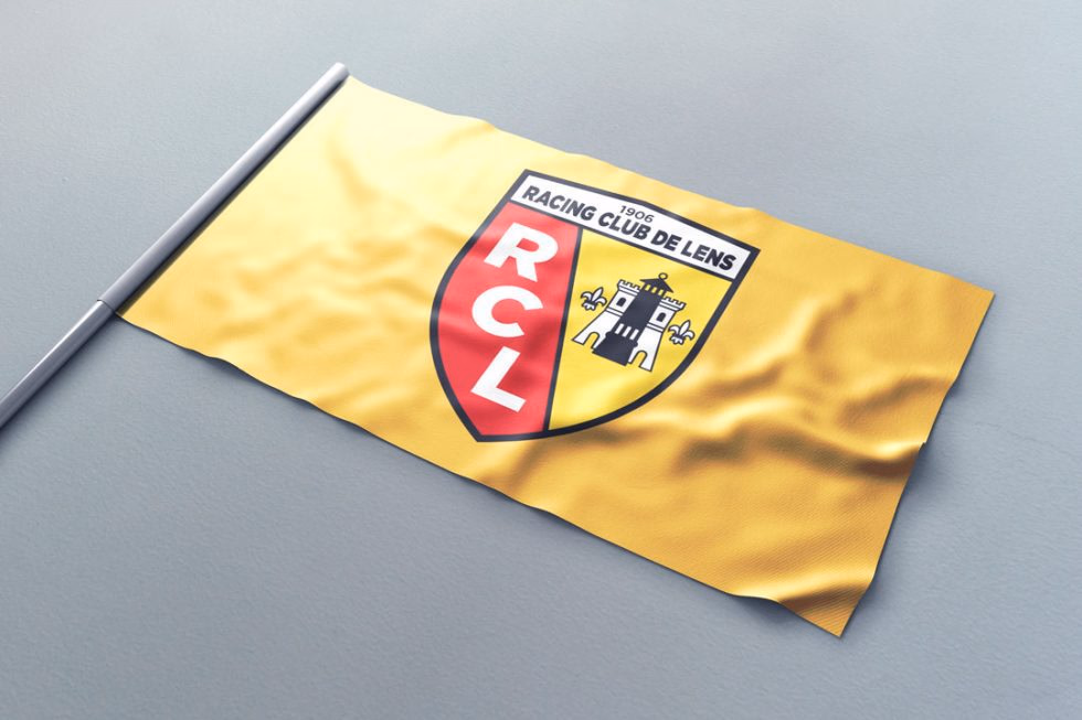 Drapeau de supporter XXL déployé en tribune lors d'un match de football