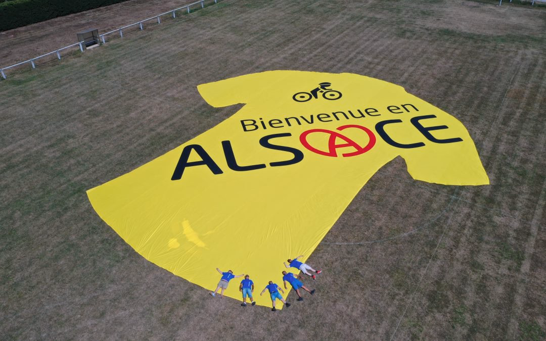 Maillot jaune géant déployé sur le passage d'une course cycliste