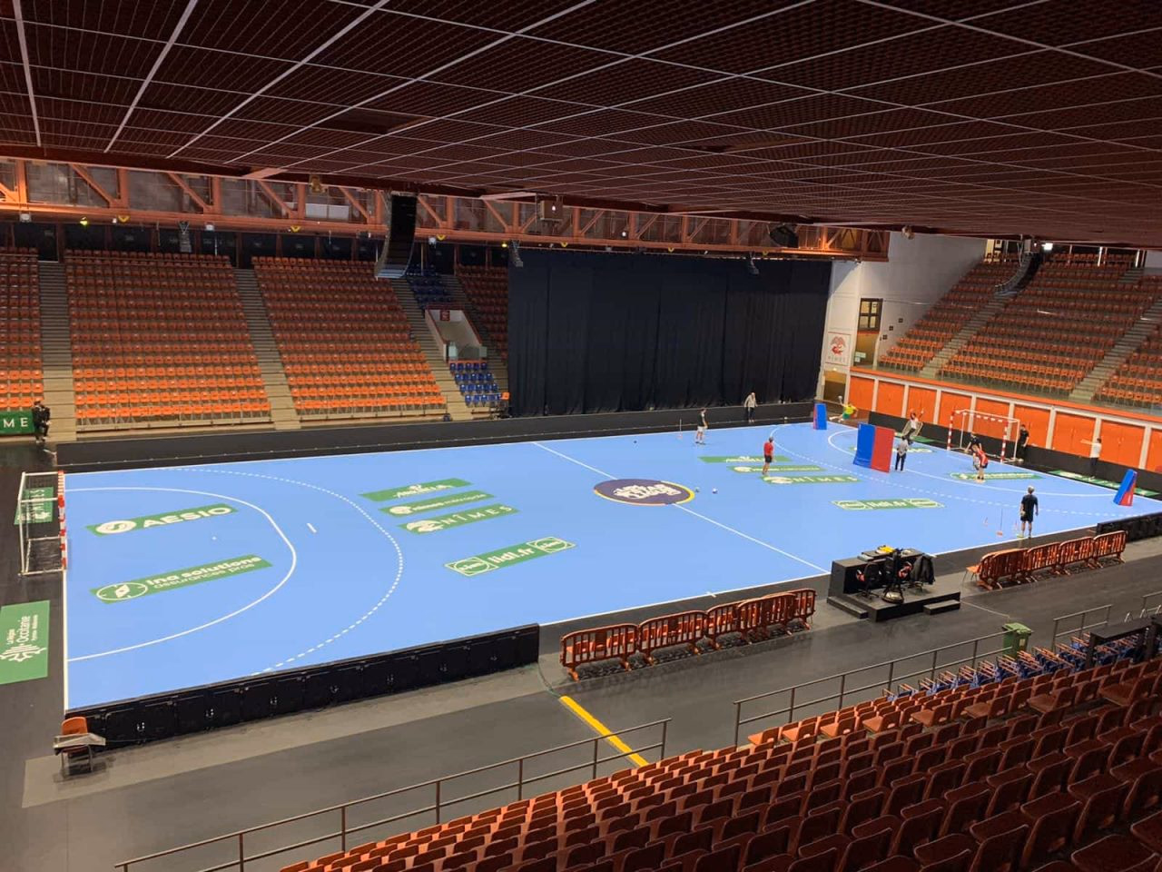 Terrain de handball avec marquage publicitaire (USAM)