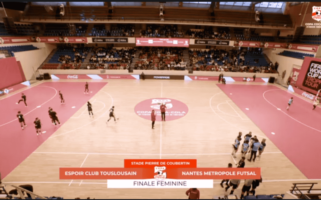 Marquage au sol d'un terrain de futsal pour la Copa Coca-Cola, réalisé par Nakara Sport pour la FFF