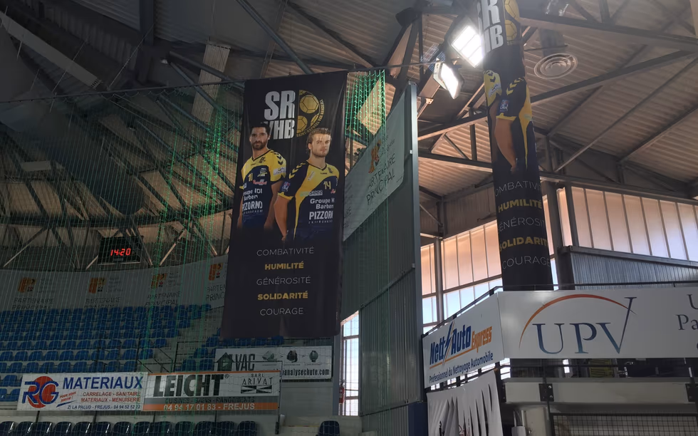 Kakémono suspendu et supports d'affichage déroulants pour stand de club