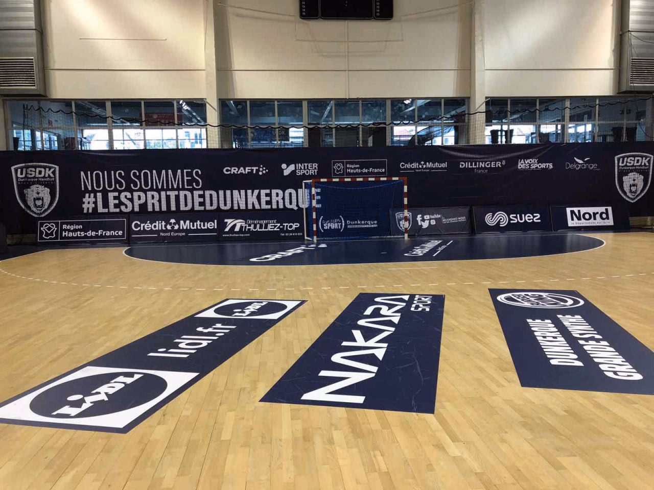 Salle de handball USDK habillée par Nakara Sport — marquage sol et arrière-but