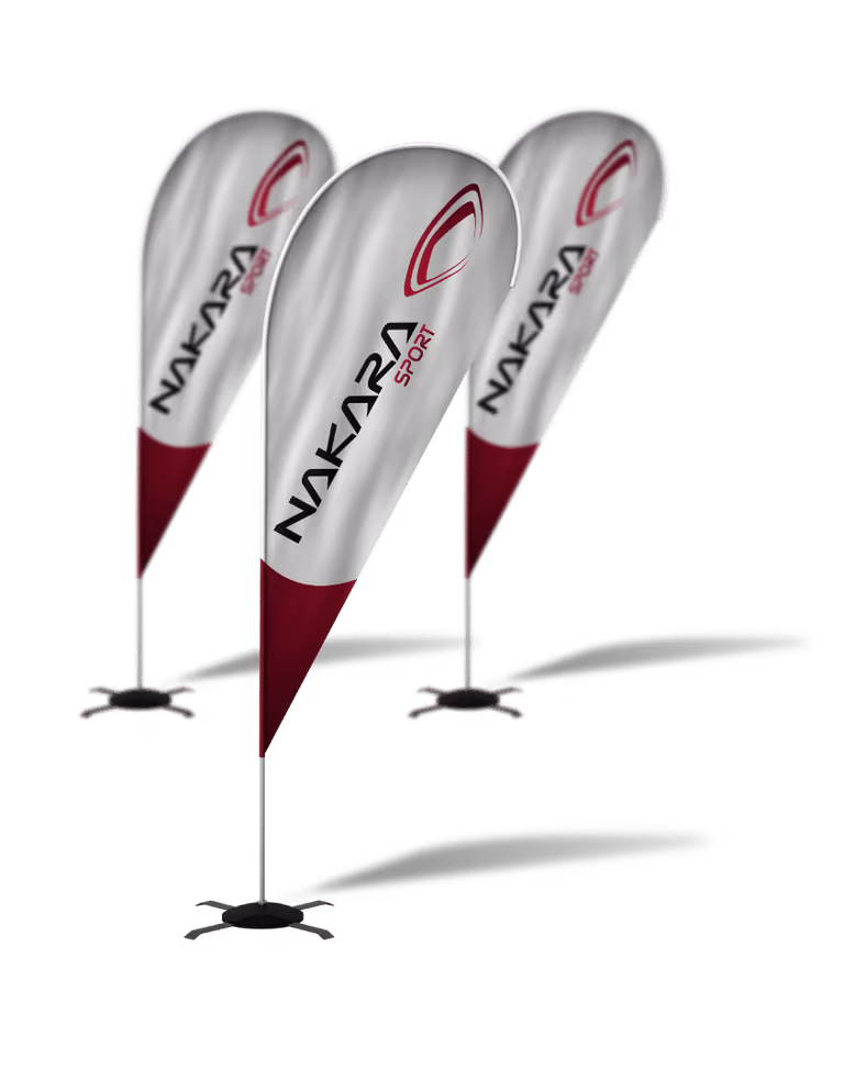 Beach flags personnalisés en goutte (teardrop) aux couleurs Nakara Sport sur socle, pour événement et point de vente