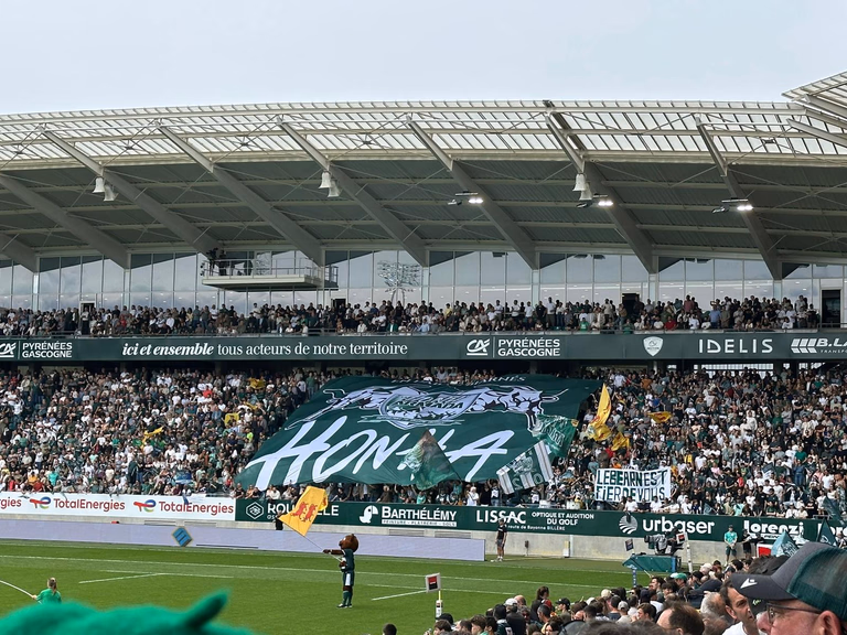 Drapeau géant de supporter « Honneur » déployé dans le virage — Section Paloise, rugby | Nakara Sport