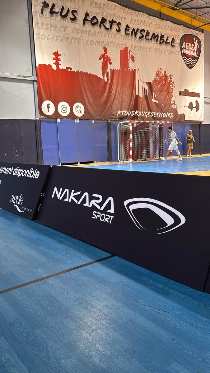 Panneau publicitaire de bord de terrain Nakara Sport en salle — Agde Handball, handball | Nakara Sport