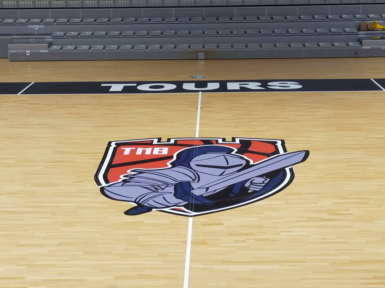 Rond central adhésif IND’N’GO® et lettrage de sol « Tours » — Tours Métropole Basket, basket | Nakara Sport