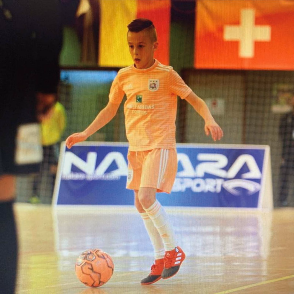 Panneaux publicitaires TOBLER-ONE installés en bord d'un terrain de futsal par Nakara Sport