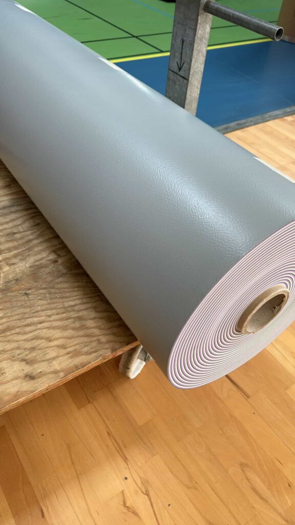 Location de sols sportifs indoor Gerflor Taraflex gris et noir – pose rapide et marquage par Nakara Sport