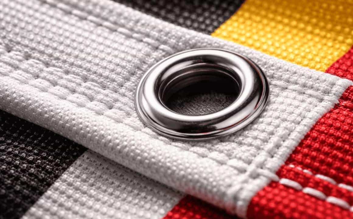 Détail de couture renforcée et finition sur textile grand format en Belgique